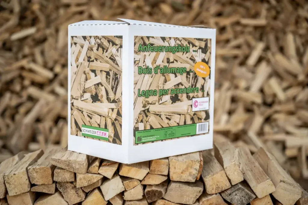 Anfeuerholz Schachtel aus Fichtenholz, 10 kg, Vorderansicht mit Holzscheiten sichtbar