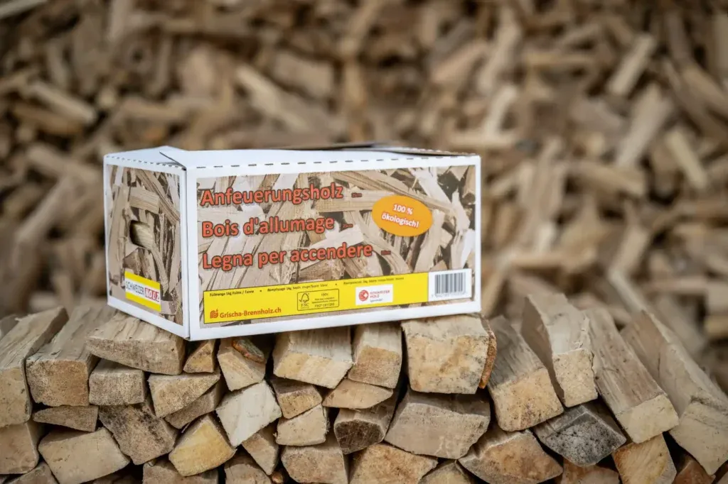 Seitenansicht von 25 cm langen Fichtenholz-Anzündscheiten, ordentlich gestapelt