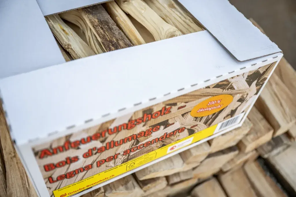 Oben gewinkelte Ansicht von 25 cm langem Anzündholz aus Fichte, in Bündeln verpackt