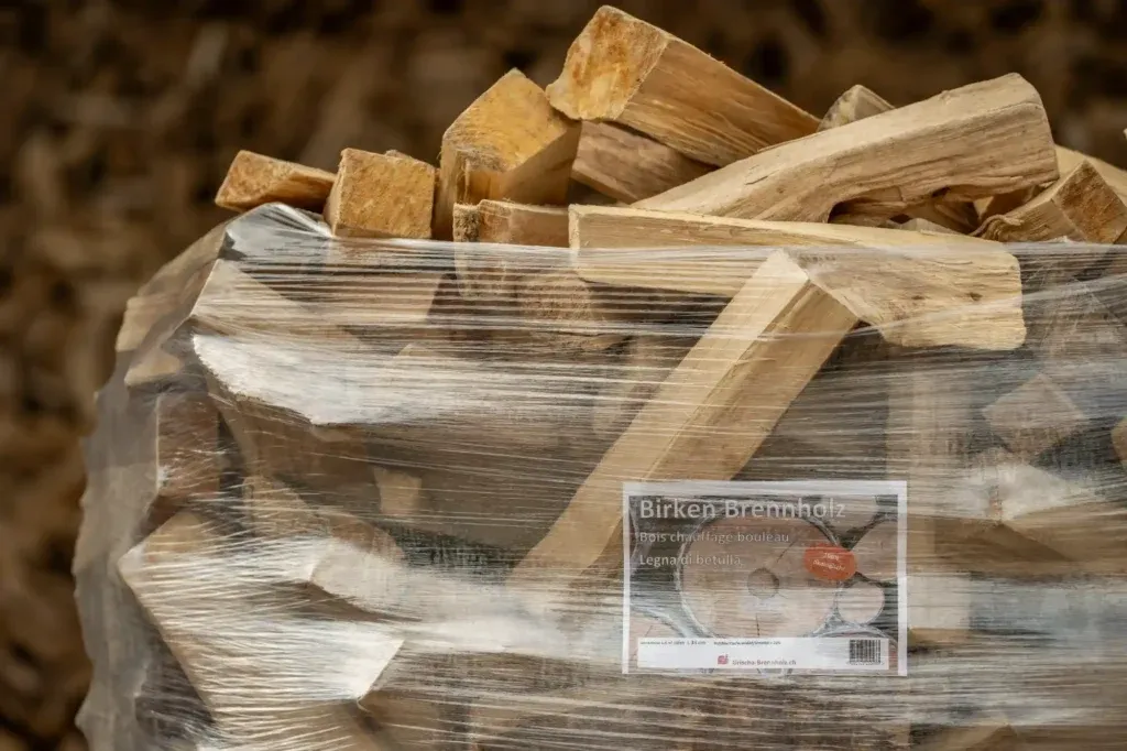 Nahaufnahme von 33 cm langen Birken-Brennholzscheiten aus einem Ster Brennholzstapel mit sichtbarer Holzstruktur