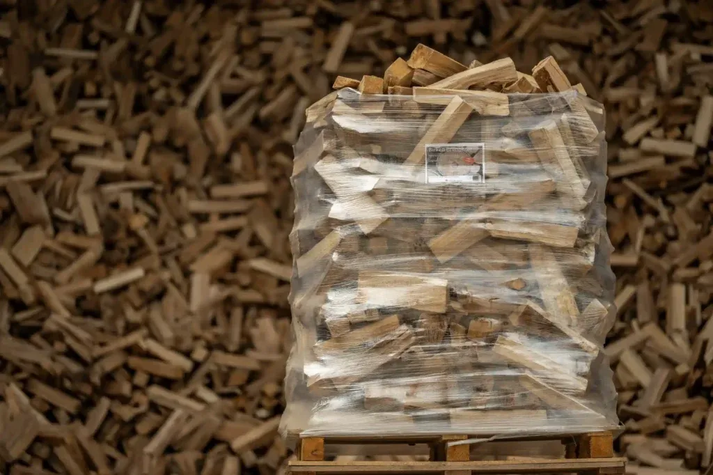 Birken-Brennholz Ster, 33 cm lange Scheite, Vorderansicht des Holzstapels