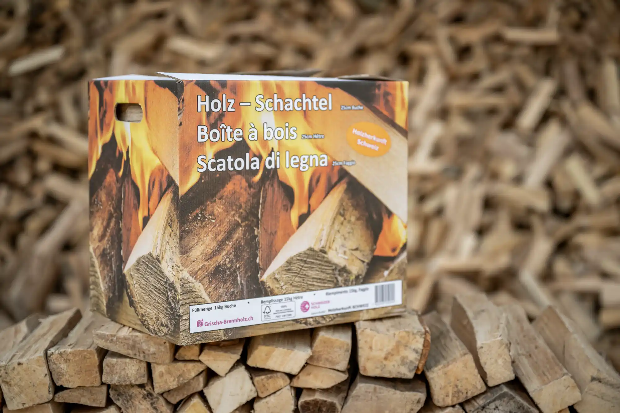 Seitenansicht der Schachtel mit 25 cm langen Buchen-Brennholzscheiten, ordentlich gestapelt