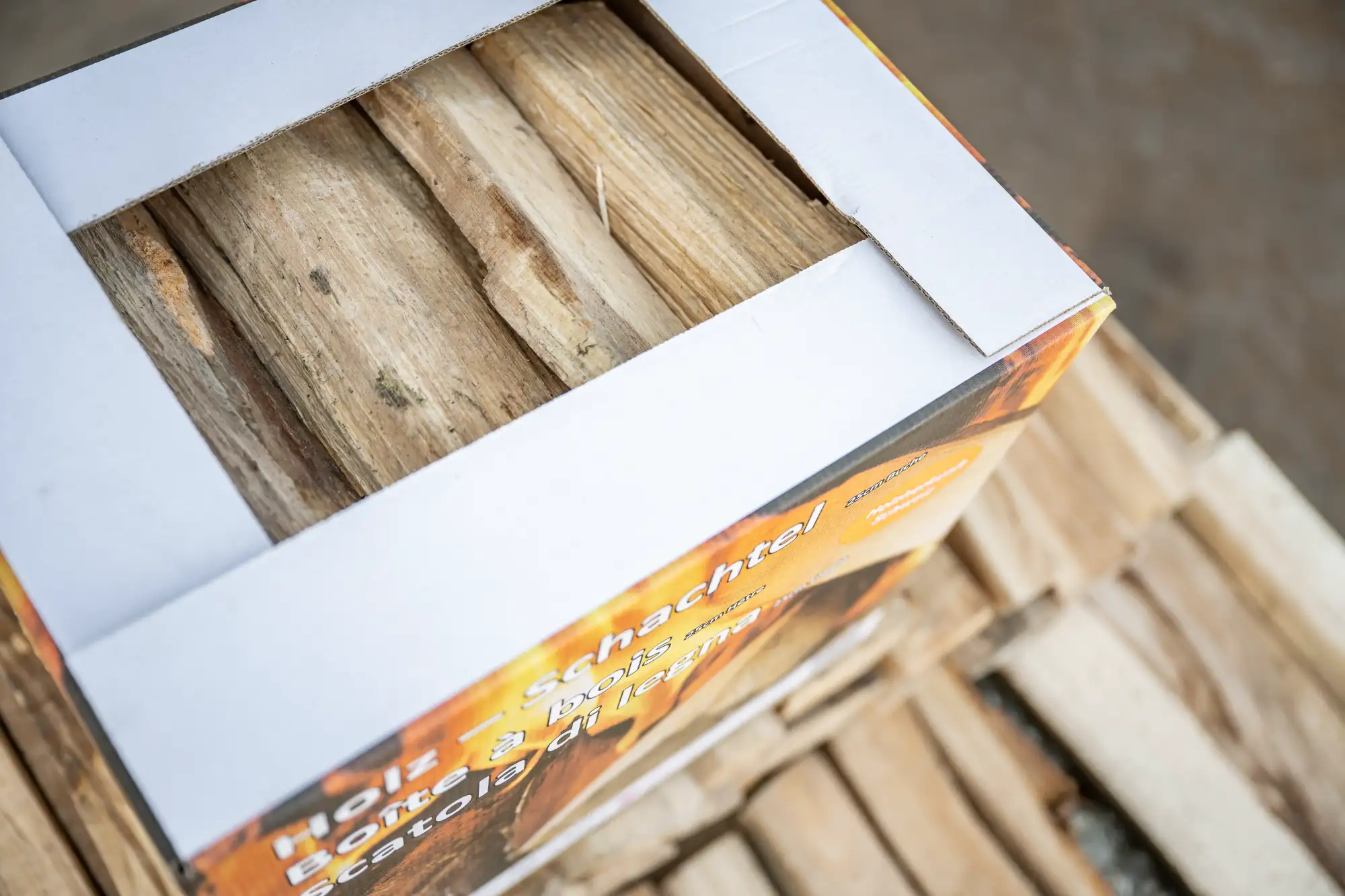 Oben gewinkelte Ansicht einer Schachtel mit 25 cm langem Buchen-Brennholz