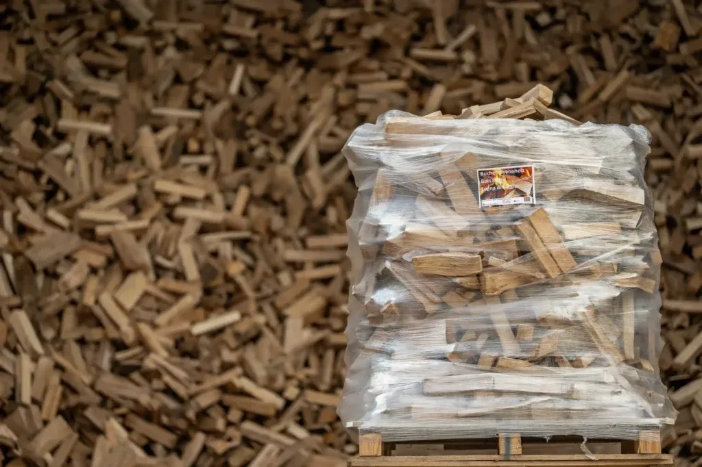 Buchen-Brennholz Ster, 25 cm lange Scheite, Vorderansicht des Holzstapels