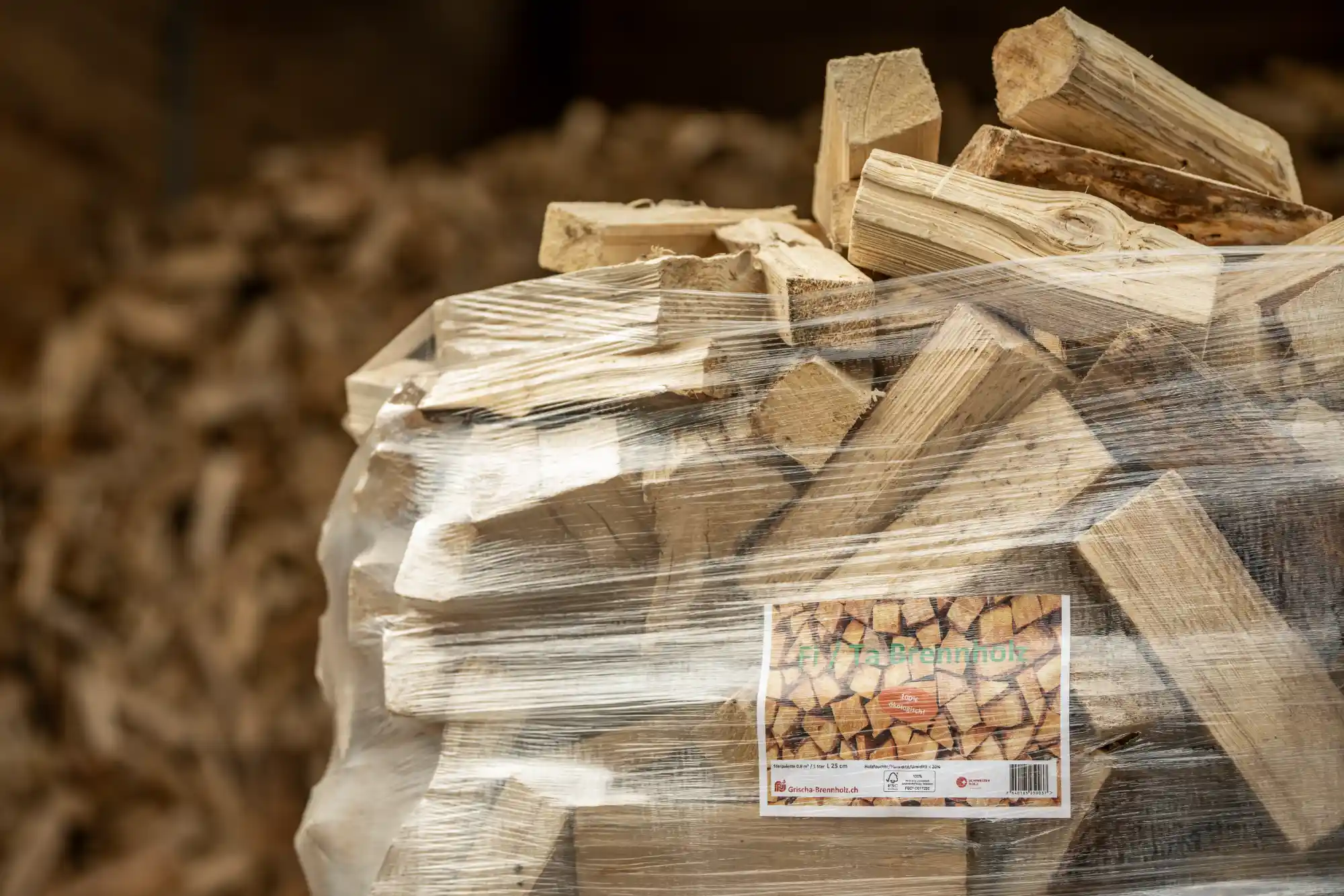 Nahaufnahme von 25 cm langen Fichten-Brennholzscheiten aus einem Ster Holzstapel mit sichtbarer Holzstruktur