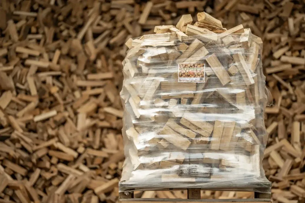 Fichten-Brennholz Ster, 25 cm lange Scheite, Vorderansicht des Holzstapels