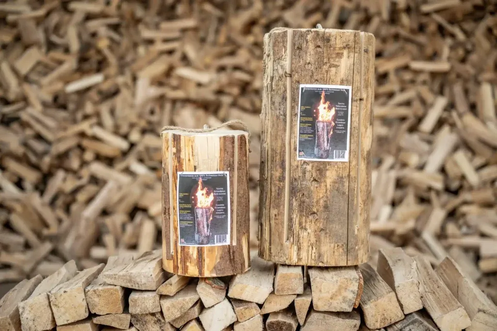 Finnenkerze in 25 und 50 cm Länge, Frontansicht auf sauber gestapeltes Holz