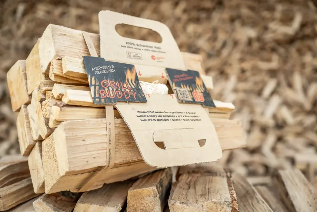 Grill Buddy mit 8 kg Buchenbrennholz, Anfeuerholz und Anzünder, Frontansicht mit Haltegriff