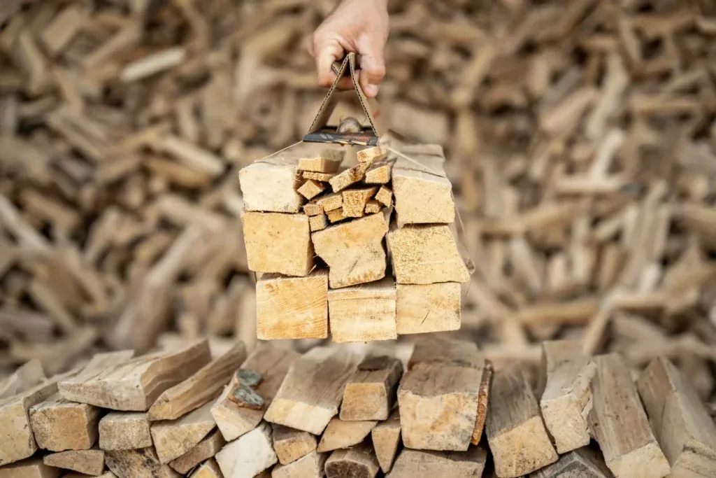 Seitenansicht des Grill Buddy, 8 kg ökologisches Buchenbrennholz in handlicher Verpackung