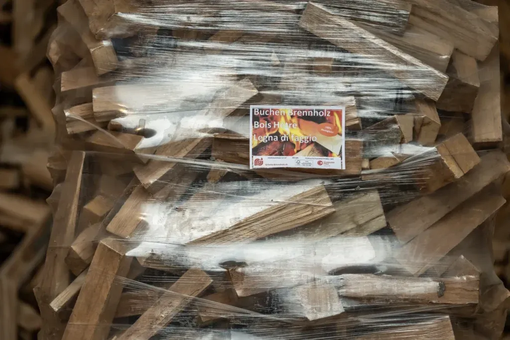 Ster Buchen-Brennholz SRM im Detail – ofenfertiges Brennholz von Nauli AG Graubünden
