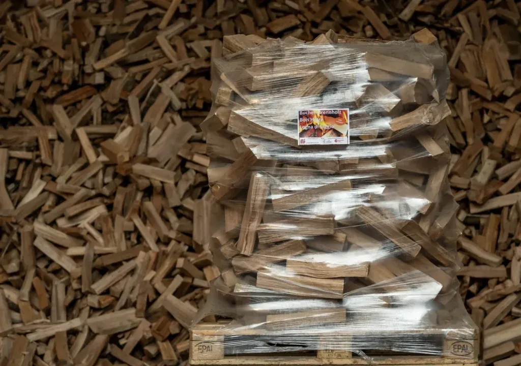 Ster Buchen-Brennholz SRM komplett – trockenes Kaminholz aus Graubünden von Nauli AG